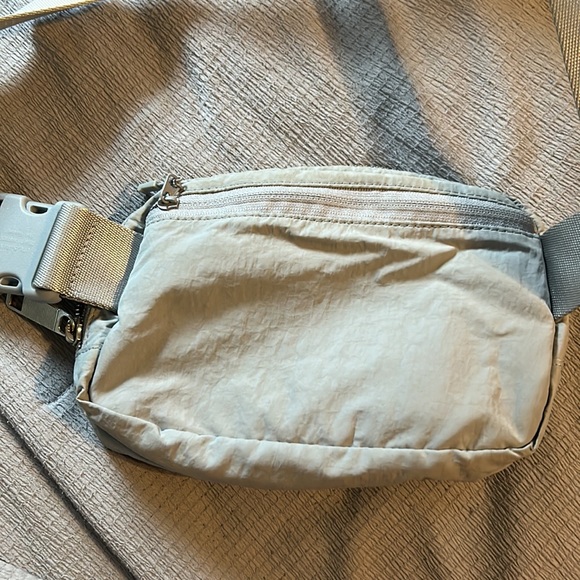 Grey lululemon belt bag - Picture 3 of 4